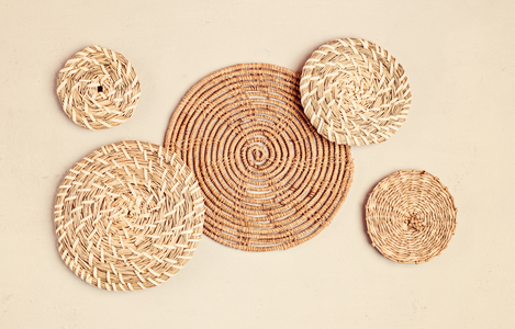 Wanddekoration aus Korbgeflecht
