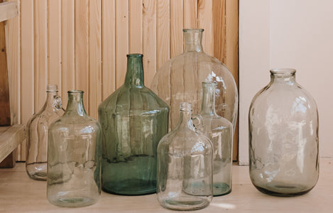 Glasvasen und Flaschen