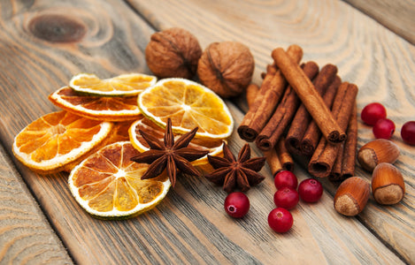 Nüsse, Früchte und Tannenzapfen