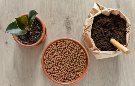 Blumenerde, Hydrogranulat und Rinde