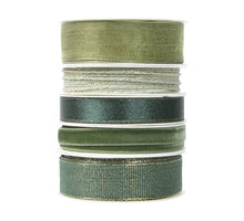 Schachtel mit 5 Rollen Polyesterband, 5 verschiedene Grüntöne, 25 mm, 3 m.
