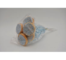 8 große blaue Kekse mit Band an einem 50 cm langen Stock.