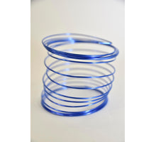 Spule aus Draht d und d in Moosgrün