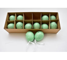 Schachtel mit 12 Hühnereiern auf Band Grün