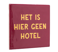 Kachelaufschrift: Dies ist kein Hotel.