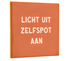 Kachel leuchtet aus Selbstironie an.