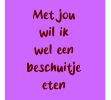 Ein Keks auf einem Fliesenstück essen.