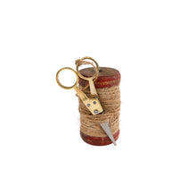 Garn mit Schere S farblich sortiert Holz/Stoff 5x5x9,5cm
