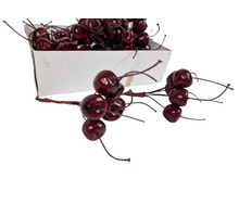 Schachtel Kirschen, 12 Büschel à 6 Stück, rot.