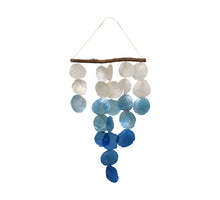 Hängender Treibholz-Anhänger mit Farbverlauf-Capiz-Muscheln, 38 x 2 x 60 cm, Blau-Mix