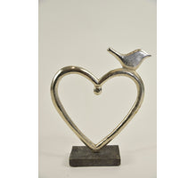 Aluminiumherz mit Vogel auf Mangoholzsockel 18x5x23cm