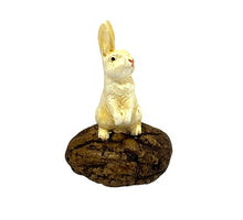 Kaninchen auf Stein stehend 8x4,5cm Polyester