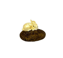 Hase auf Stein liegend 6x4,5cm Polyester