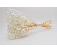 Packung mit 25 Herzen barocker weißer Flock 7x7cm auf 50cm Stick