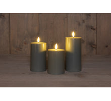 BOT 3ST OUTDOOR KERZE 7,5X10/12,5/15CM OLIVGRÜN 3D DOCHT AN/AUS/ 6H TIMER 3X3AAA