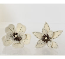 Bloem op clip polyester 2 assortie wolwit D20cm
