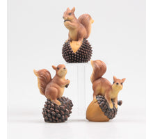 EICHHÖRNCHEN AUF EICHEL/TANNENZAPFEN/KASTANIE 3 ESEL 7X5X10,5 CM