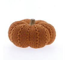 Stoffen pompoen in crewel-stijl met houten steel 20x15cm Orange