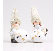 JUNGE UND MÄDCHEN AUF SCHNEEBALL GRÜN 25 CM KERAMIKSORTIMENT - EINZELN