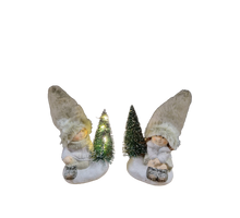 JUNGE UND MÄDCHEN WEIHNACHTSBAUM M/LED GRÜN 9,5X7X15 CM KERAMIK SORTIMENT - PRO STÜCK