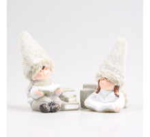 JUNGE UND MÄDCHEN LESEN GRÜN 13,5X13X13 CM KERAMIK SORTIMENT - PRO STÜCK