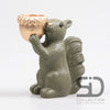 Eichhörnchen mit Wachsbehälter aus Zement, 14,5 x 8,5 x 16,3 cm, olivgrün