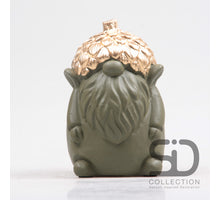 GNOME MET EIKEL CEMENT 9.5X9X14.3 CM OLIJFGROEN