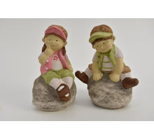 Kind sitzend auf Stein 2 sortiert 13x8.5x17cm aus Keramik Grün