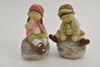 Kind sitzend auf Stein 2 sortiert 13x8.5x17cm aus Keramik Grün