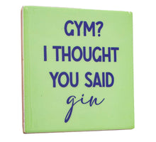 Kachel mit Aufschrift: Fitnessstudio oder Gin